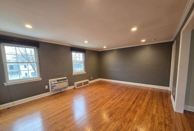 Building Photo - 112 Darwin Ave