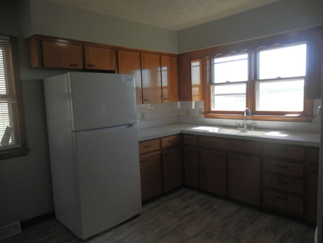Building Photo - 3 Bed 2 Bath Farmhouse!