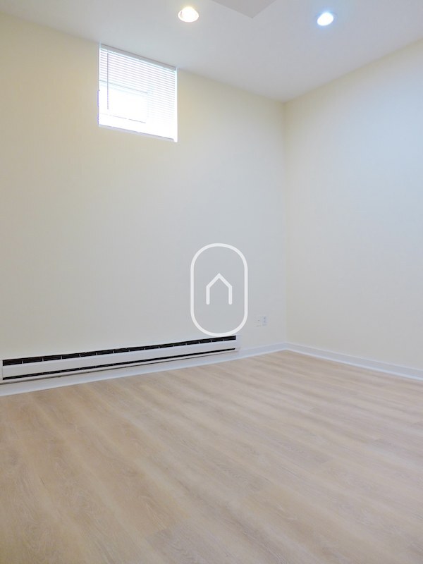 Building Photo - 458 Park Dr