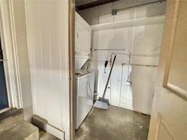 Building Photo - 819 W Portage St