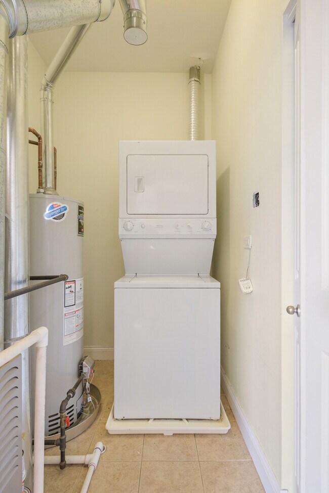 Building Photo - 920 S Claremont Ave