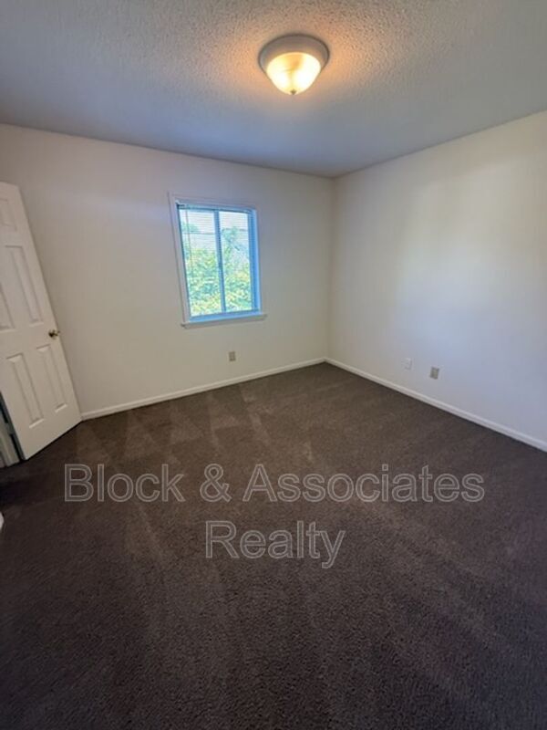 Building Photo - 605 Sunset Ave
