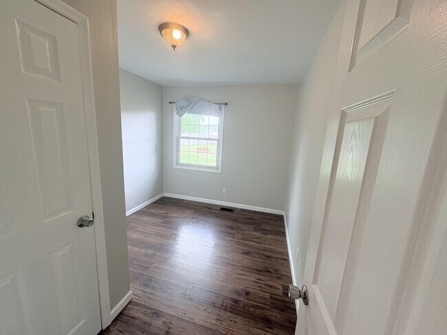 Building Photo - 109 Sheffield Rd