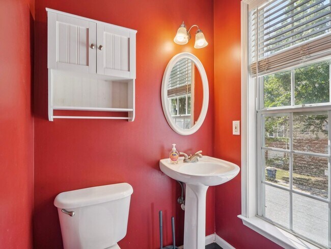 Building Photo - 3 Bedroom Townhome in the Heart of Dulth