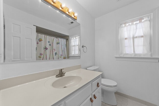 Building Photo - 832 Chalbourne Dr