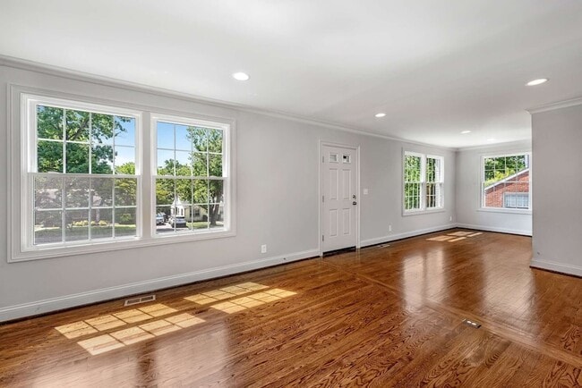 Building Photo - 5656 Kendall Dr