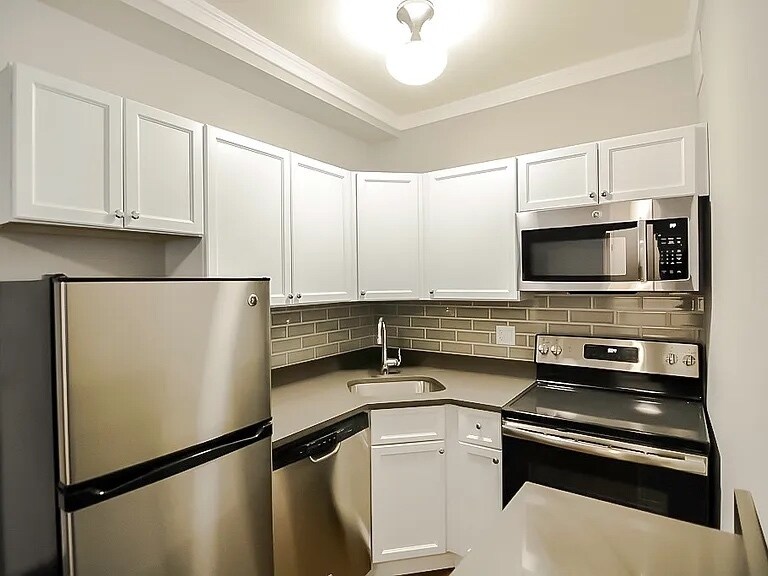 Building Photo - 827 W Lakeside Pl