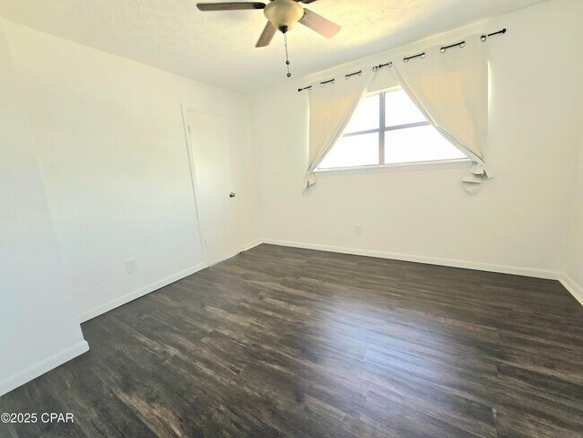 Building Photo - 636 W Caladium Cir