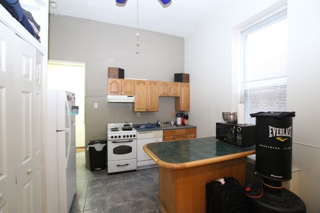 Building Photo - Beautiful Studio in Rittenhouse square.