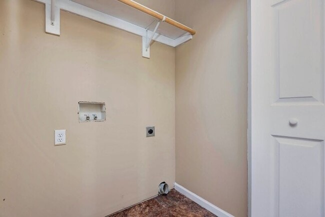 Building Photo - 652 N Belview Ave