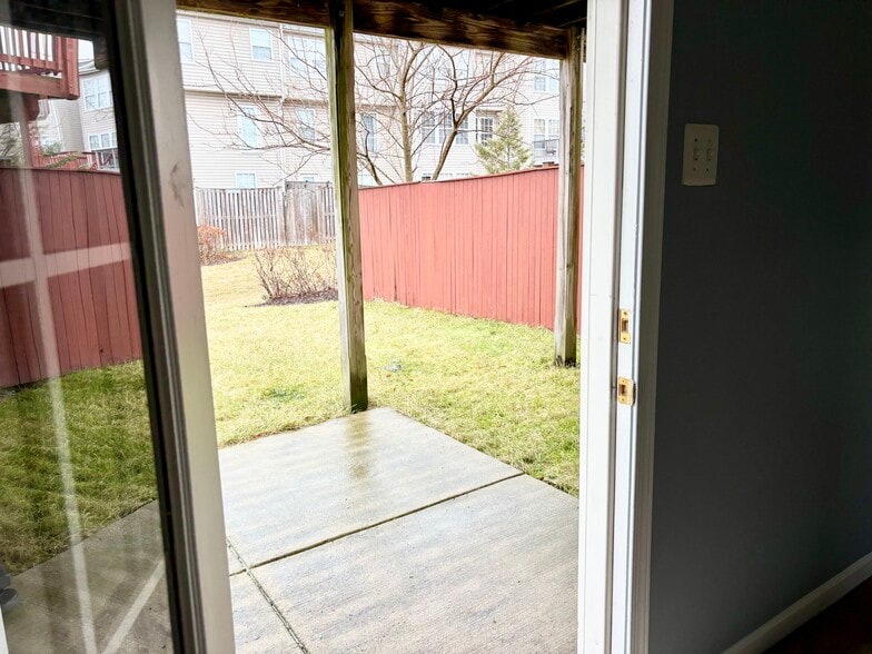 Building Photo - 927 Tipton Rd