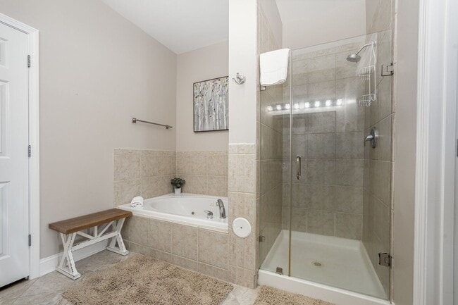 Building Photo - Fully furnished waterfront three-bedroom/ ...