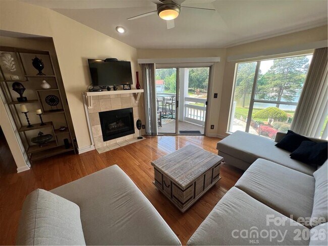 Building Photo - 17919 Kings Point Dr