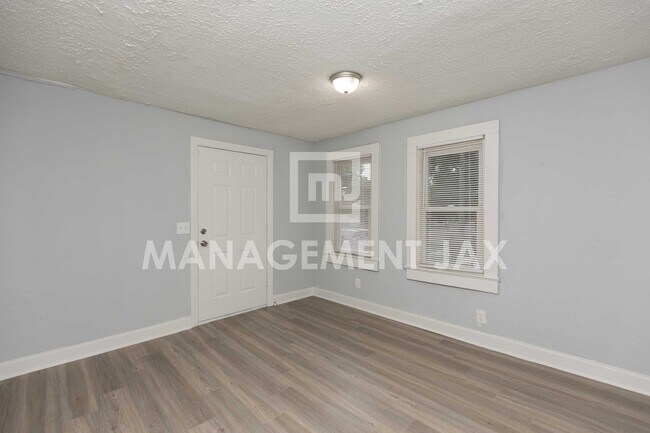Building Photo - 1560 W 17th St
