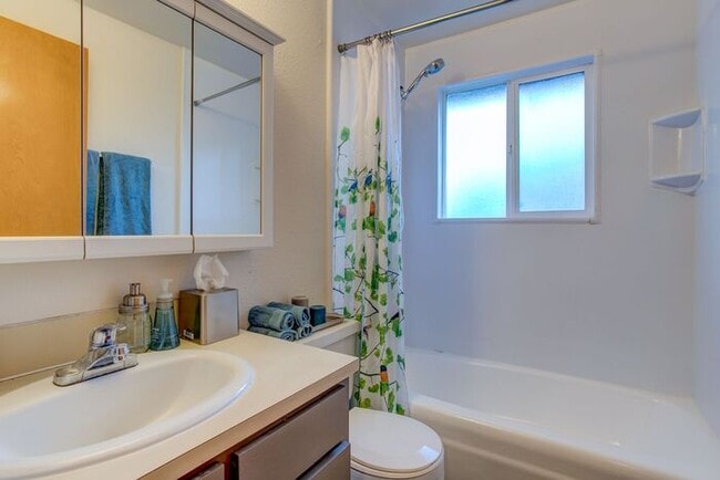 Building Photo - Remodeled 3 bedroom with washer & dryer hook ups