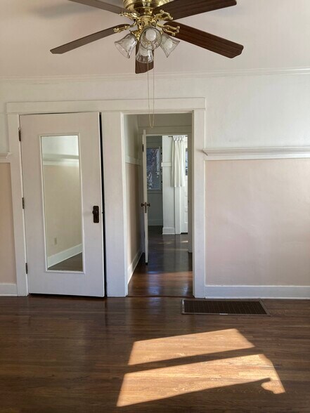 main rm - 422 El Centro St