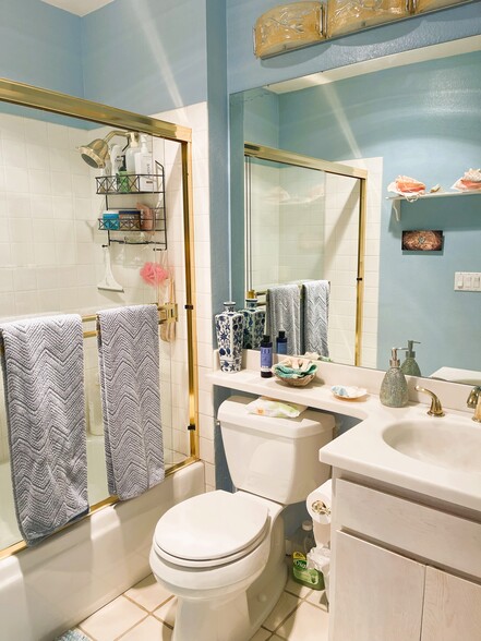 Building Photo - 4495 Caminito Cuarzo