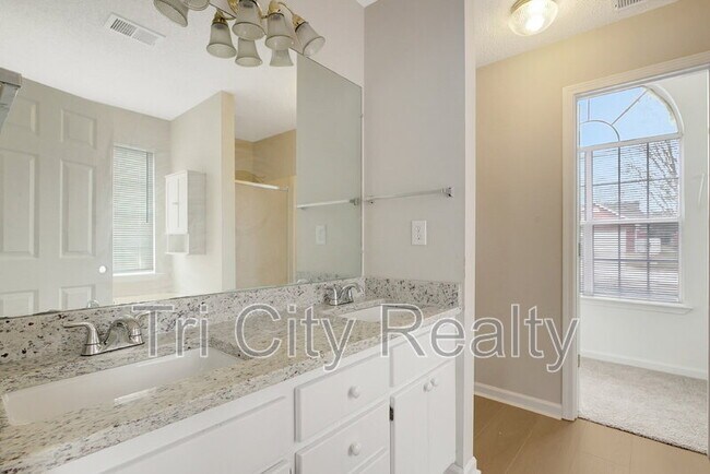 Building Photo - 110 York Ln