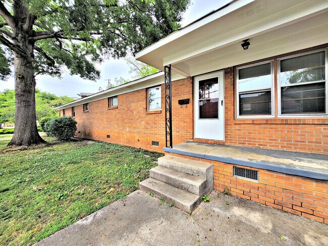 Building Photo - 2 Bedroom / 1 Bath Apartment