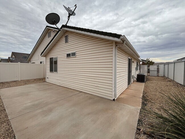 Building Photo - DARLING TOWNHOME FOR RENT IN HURRICANE!