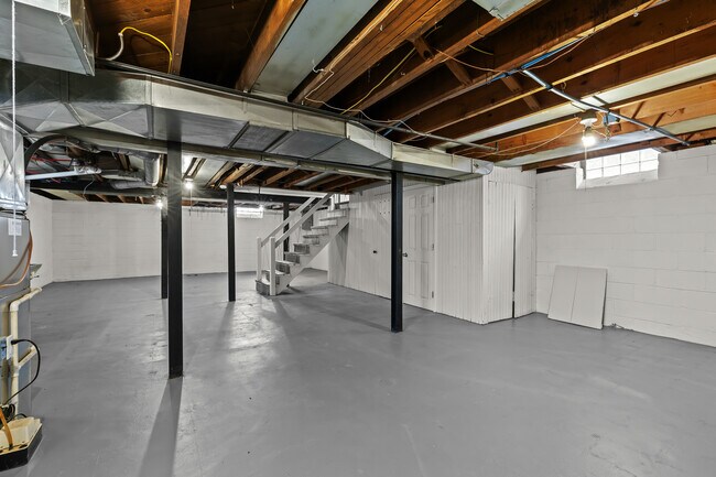 Building Photo - 5566 Haverhill St