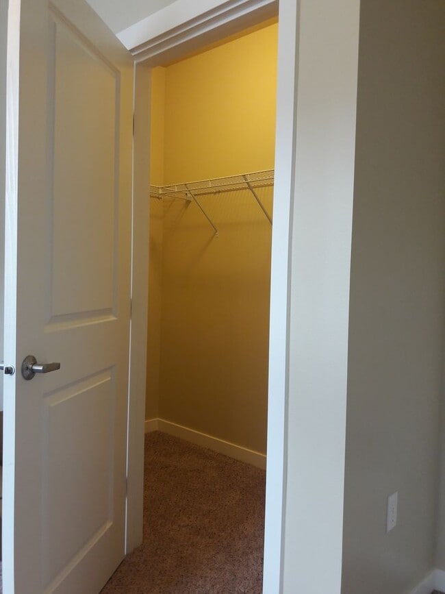 Building Photo - Beautiful 2 bedroom available to call home!  Tour with us today