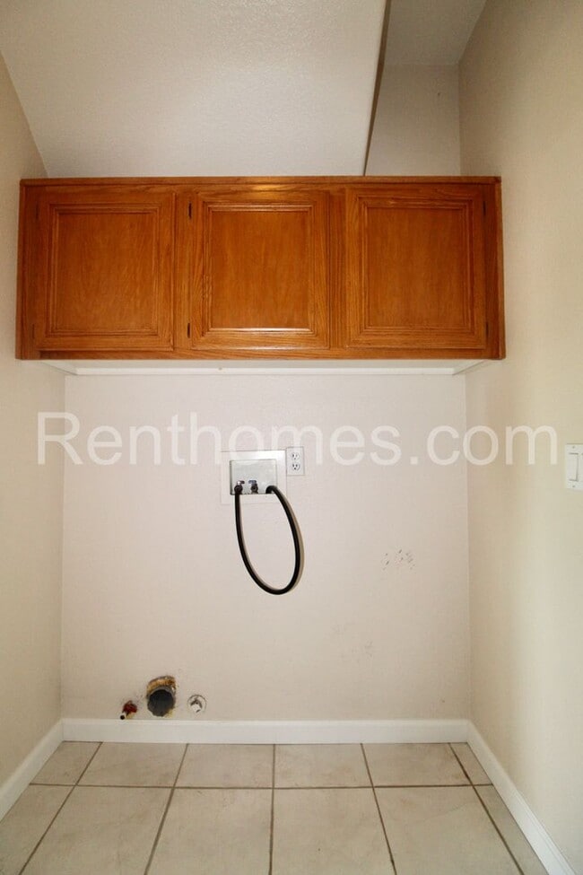Building Photo - 1120 Camino Del Rey