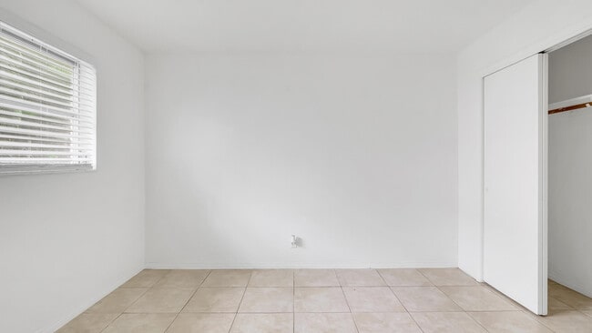 Building Photo - 711 SE 15th St