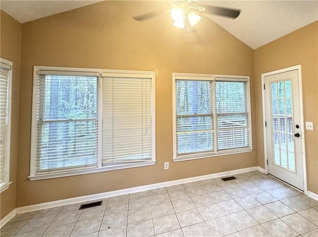 Building Photo - 2550 Wellsley Ln