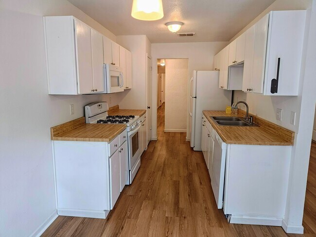 Building Photo - 1222 Royal Crest Dr