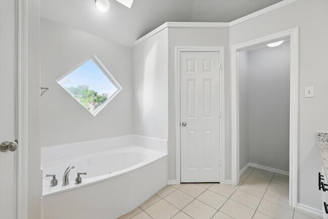 Building Photo - 501 Meadowood Ln
