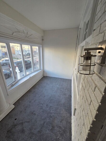 Building Photo - 156 W Albanus St