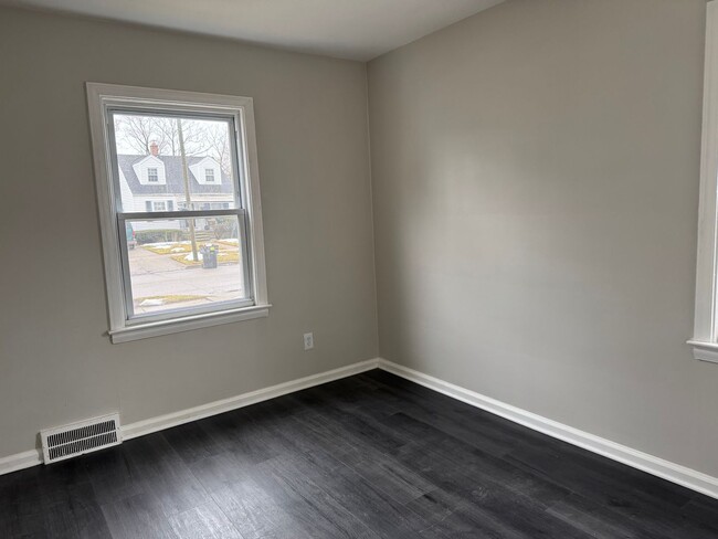 Building Photo - Recently renovated 2 bathroom, 1 bathroom,...