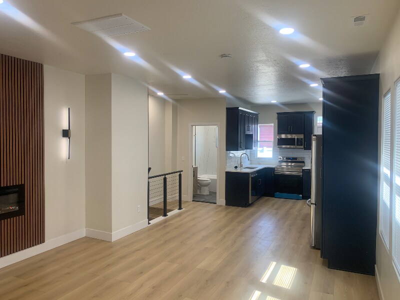 Building Photo - 375 E 800 S