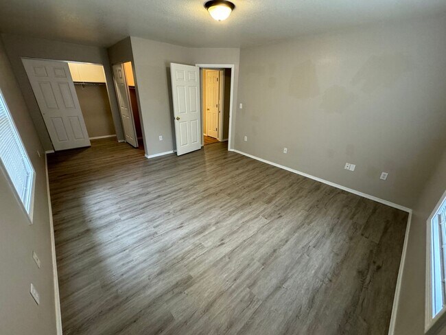 Building Photo - Updated 2 bedroom one bath Apartment in Oz...