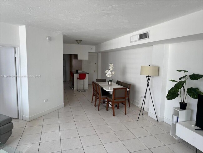 Building Photo - 801 Brickell Bay Dr