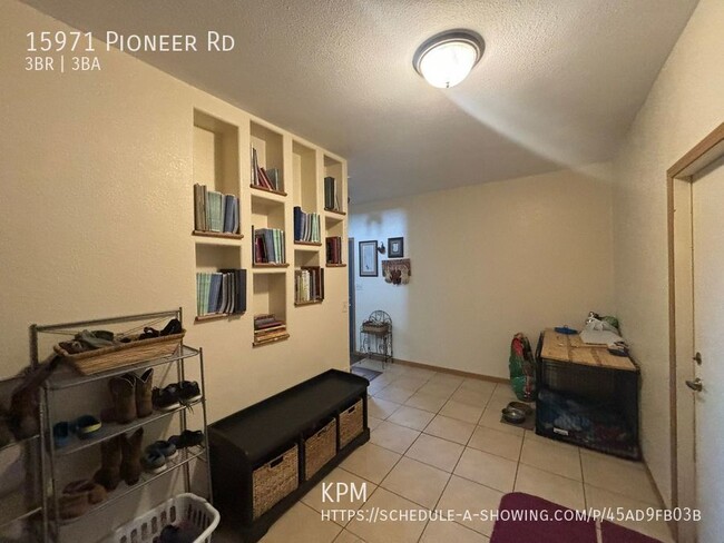 Building Photo - 3 BED | 2.5 BATH | HUGE DOUBLE GARAGE | FA...