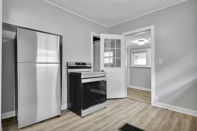 Building Photo - 405 E Hodge Ave