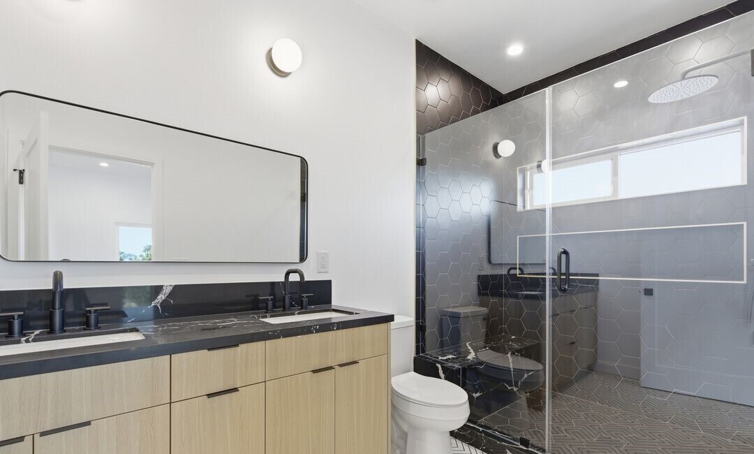 Building Photo - 2835 S Redondo Blvd