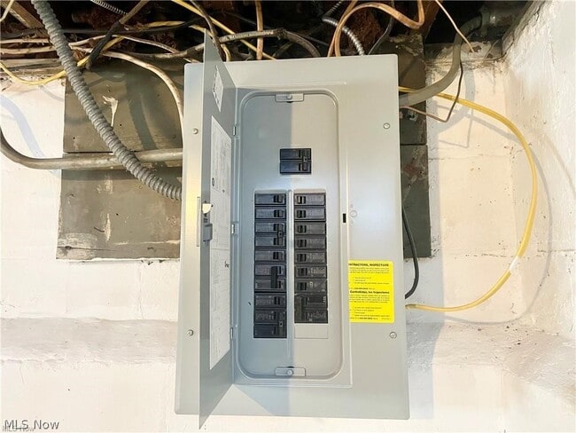 Building Photo - 250 Center Rd