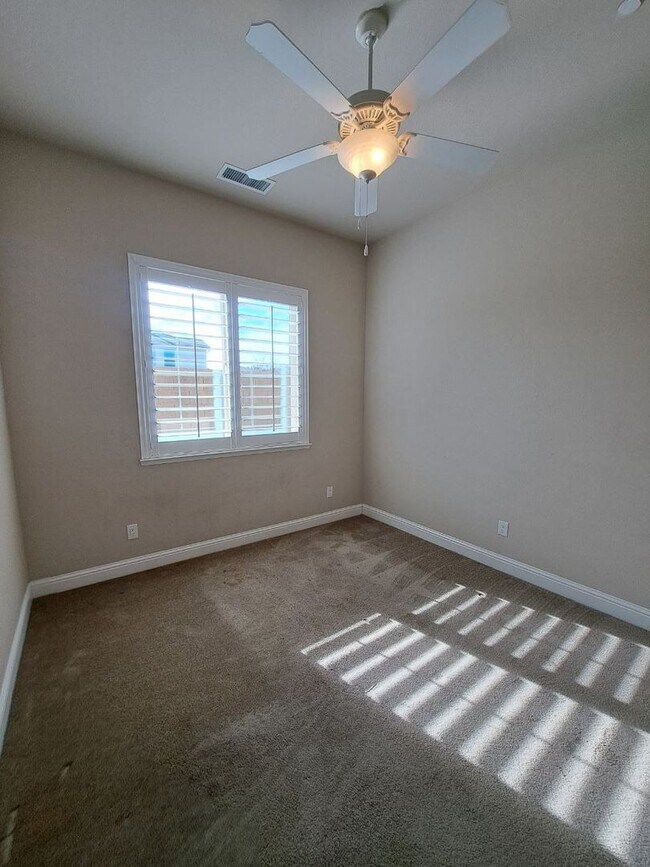 Building Photo - Beautiful 4 Bedroom Home In Clovis!