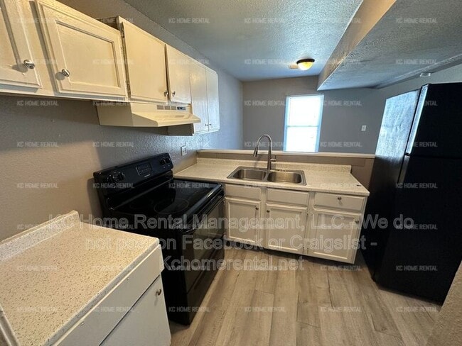 Building Photo - 4221 E 60 Terrace