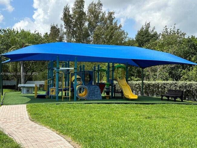 Building Photo - 1120 W Lake St