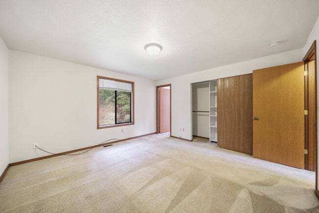 Building Photo - MOVE IN READY! Lake Forest home - 3 bedrooms - North Thurston School District