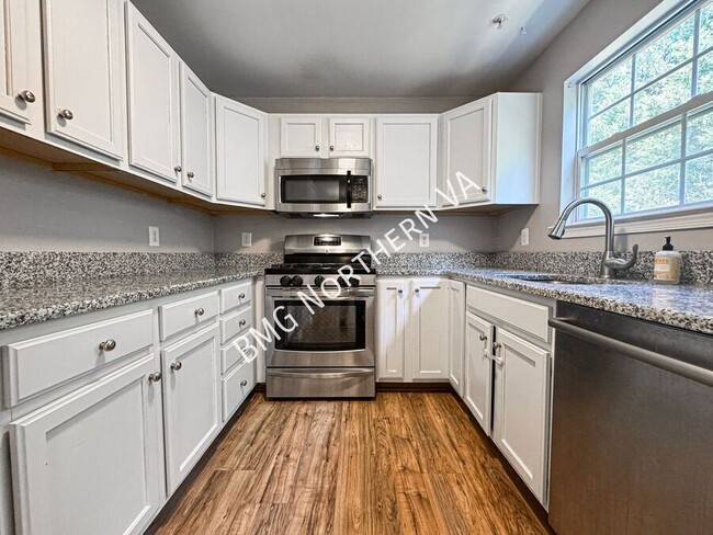 Building Photo - 635 Constellation Square SE