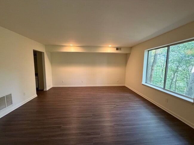 Building Photo - 1250 Clifden Green