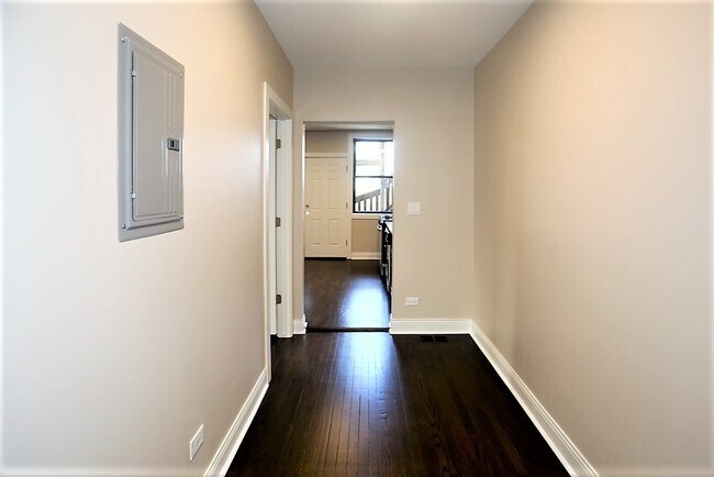 Building Photo - 4445 N Rockwell St