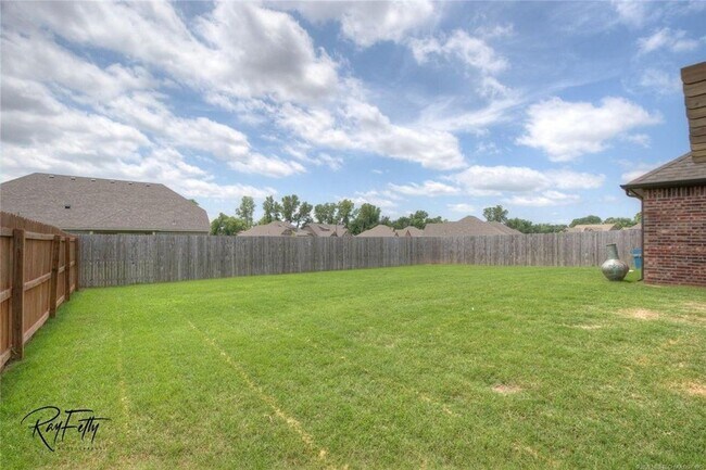 Building Photo - 4 Bedroom 3 car garage in BIXBY schools.