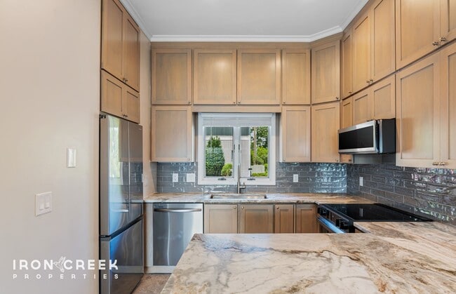 Building Photo - Two-bedroom Condo with Mountain Views near...