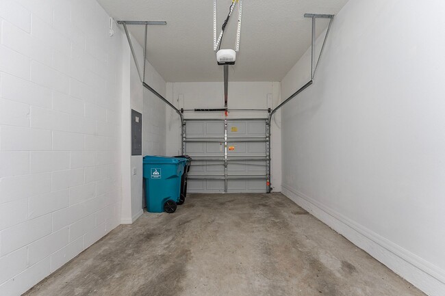 Building Photo - Nice 2/2 Condo w/Garage in Villas of East ...